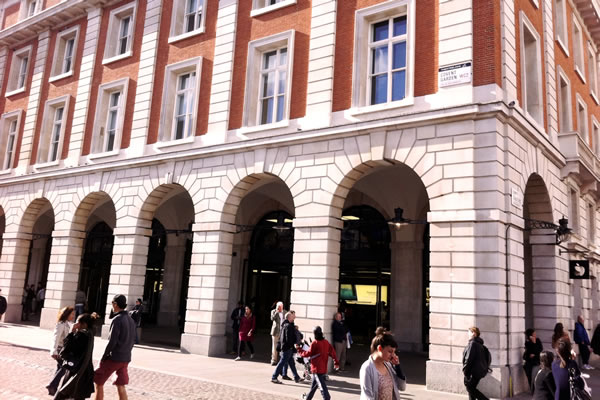 Front of the Apple Store